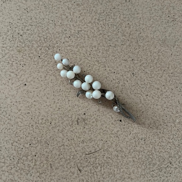 Jewelry - ⚪️Vintage Floral Silver and Pearl Brooch / Pin ⚪️